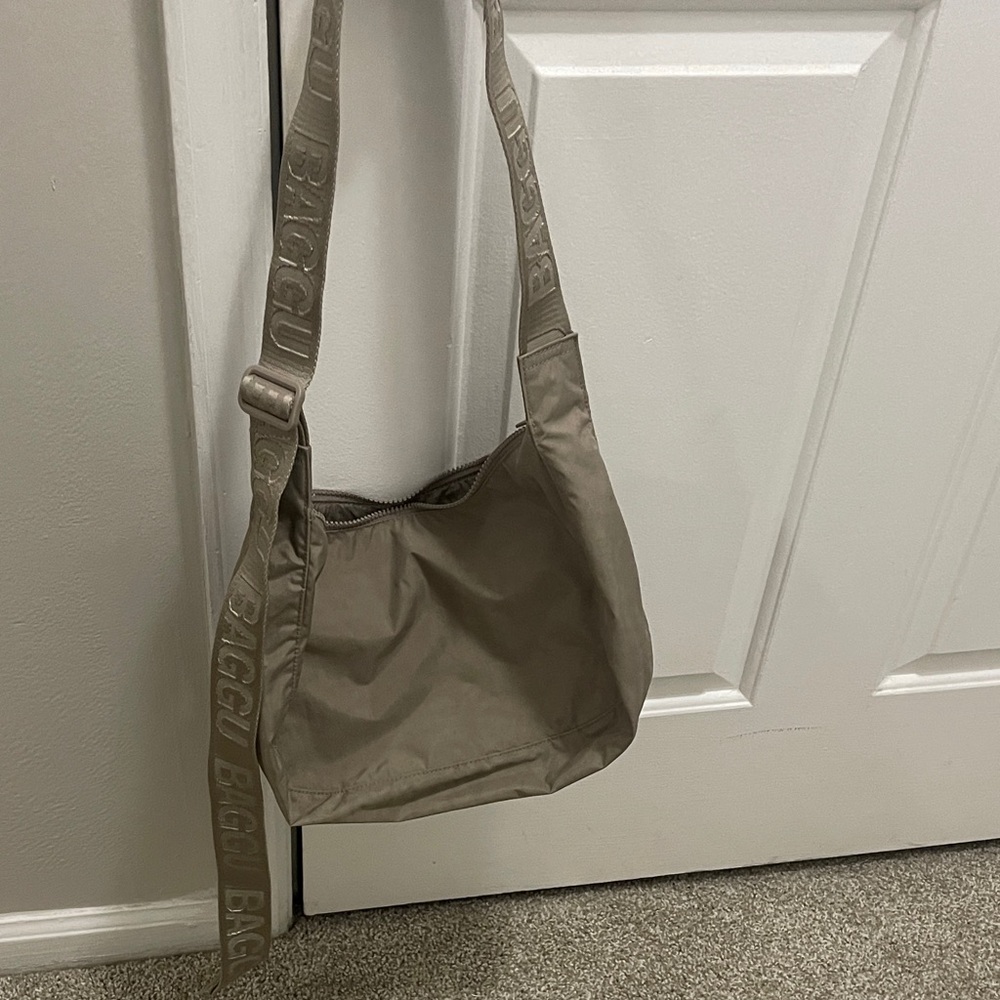 BAGGU medium nylon crescent bag